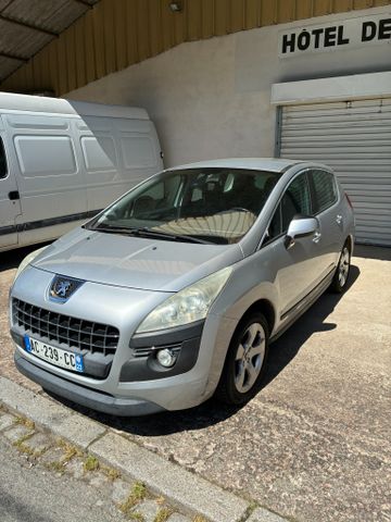 Véhicule particulier Peugeot 3008, immatriculée AC-239-CC, 1ère m...