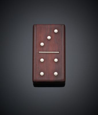 un gros plan d'un plateau de dominos en bois sur fond noir