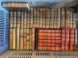 de nombreux vieux livres empilés les uns sur les autres sur une étagère