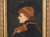 portrait d'un jeune garçon portant un chapeau marron et un manteau noir