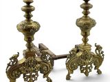 paire de bougeoirs anciens en laiton ornés d'éléphants