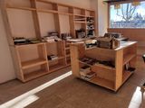 une pièce contenant un bureau, des étagères et une chaise