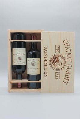 deux bouteilles de vin dans un coffret en bois sur fond blanc