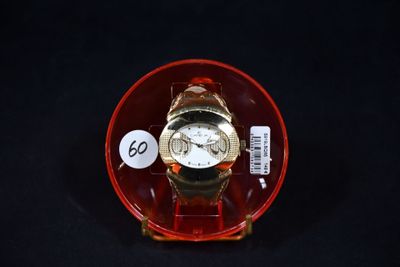 une montre posée sur une assiette rouge avec une étiquette de prix