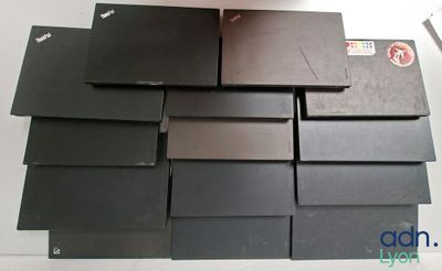 une pile d'ordinateurs portables empilés les uns sur les autres
