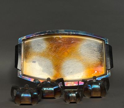 une photo d'un bracelet en argent et en or orné d'une bande noire