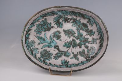 l'image d'une assiette ornée d'un motif floral