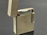 un briquet posé sur une table
