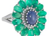 une image représentant une bague ornée de pierres vertes et bleues