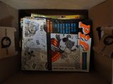 une boîte en carton remplie de bandes dessinées et d'autres bandes dessinées