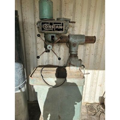 une photo d'un homme debout devant une machine