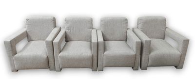 Les quatre fauteuils inclinables sont alignés et prêts à être utilisés