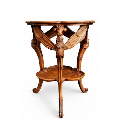 une table en bois avec une étagère en dessous, sur fond blanc