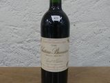 une bouteille de vin posée sur une table