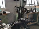 une photo d'un atelier d'usinage où l'on voit de nombreux outils