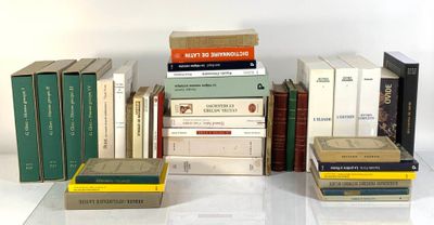plusieurs livres empilés sur une table