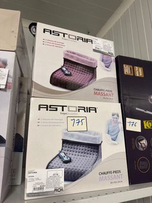 trois boîtes de produits de toilette posées sur une étagère dans un magasin