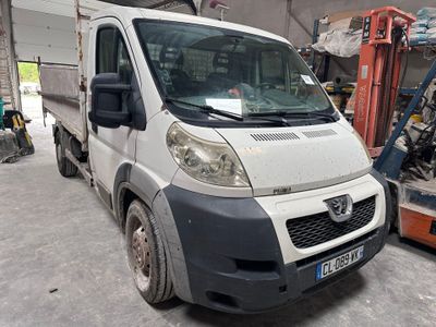 un camion blanc garé dans un garage