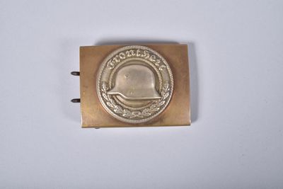 une image représentant une boucle en or sur laquelle est posée une pièce de monnaie
