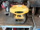 une photo d'un établi sur lequel sont posés des outils