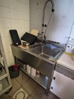 une cuisine avec un évier et une cuisinière