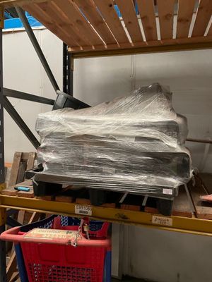 une grande pile de cartons posée sur une étagère dans un entrepôt