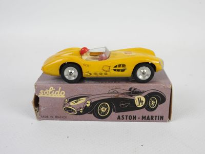 une petite voiture jaune posée sur une boîte