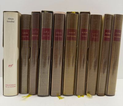 plusieurs vieux livres sont alignés sur une surface blanche