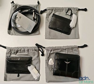 Trois sacs contenant divers objets sont posés sur une table.