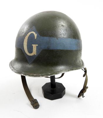 un casque orné d'une fine ligne bleue