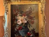 une peinture de fleurs dans un vase bleu sur une table