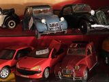 de nombreuses petites voitures exposées dans une vitrine