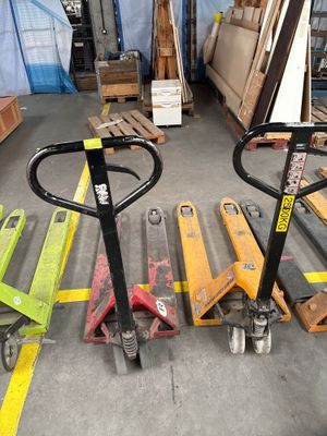 de nombreux types de palettes différents dans un entrepôt