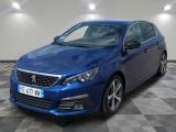 une voiture bleue garée dans un garage au sol en damier