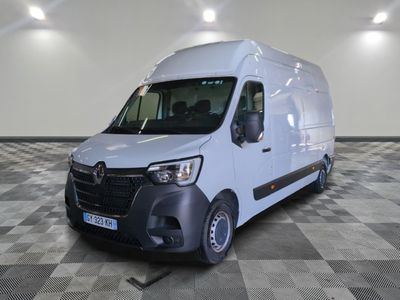 la photo d'une camionnette blanche sur un sol en damier
