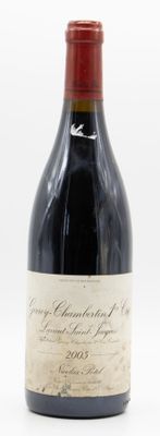 une bouteille de vin posée sur une table
