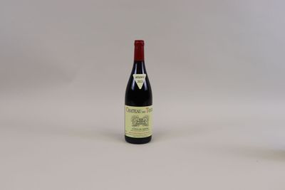 une bouteille de vin à côté d'un verre de vin