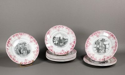 quatre assiettes ornées de motifs roses et blancs, posées sur une table