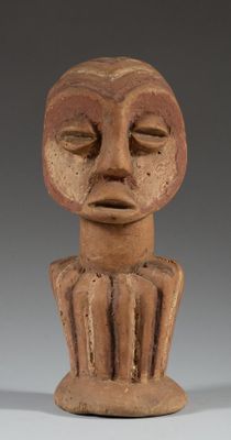 une sculpture en argile représentant le visage d'une femme aux yeux fermés