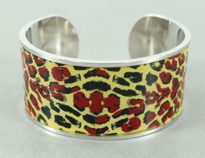 un gros plan sur un bracelet orné d'un motif léopard