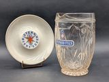 une tasse et une soucoupe en verre posées l'une à côté de l'autre sur une table