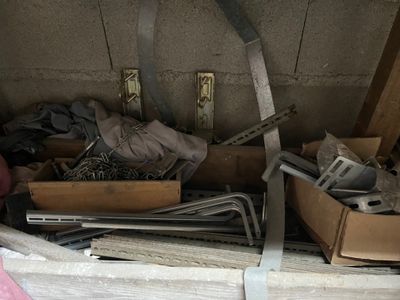 un tas d'objets divers entassés dans un garage