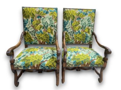 Une paire de fauteuils de style Louis XIV