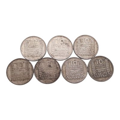 un ensemble de cinq pièces d'argent portant les noms de différents pays