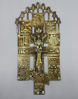 une croix en or représentant Jésus sur la croix et d'autres objets religieux