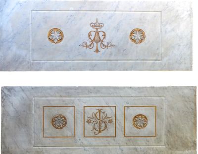 deux plaques de marbre blanc ornées de motifs dorés