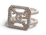 un gros plan d'une bague en argent sertie de diamants