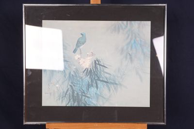 une photo d'un oiseau perché sur un tableau
