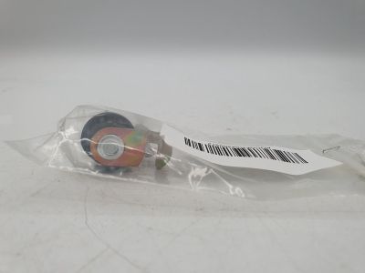 un sac en plastique contenant un CD, posé sur une table