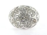 une image représentant une bague en or blanc sertie de diamants, sur fond blanc